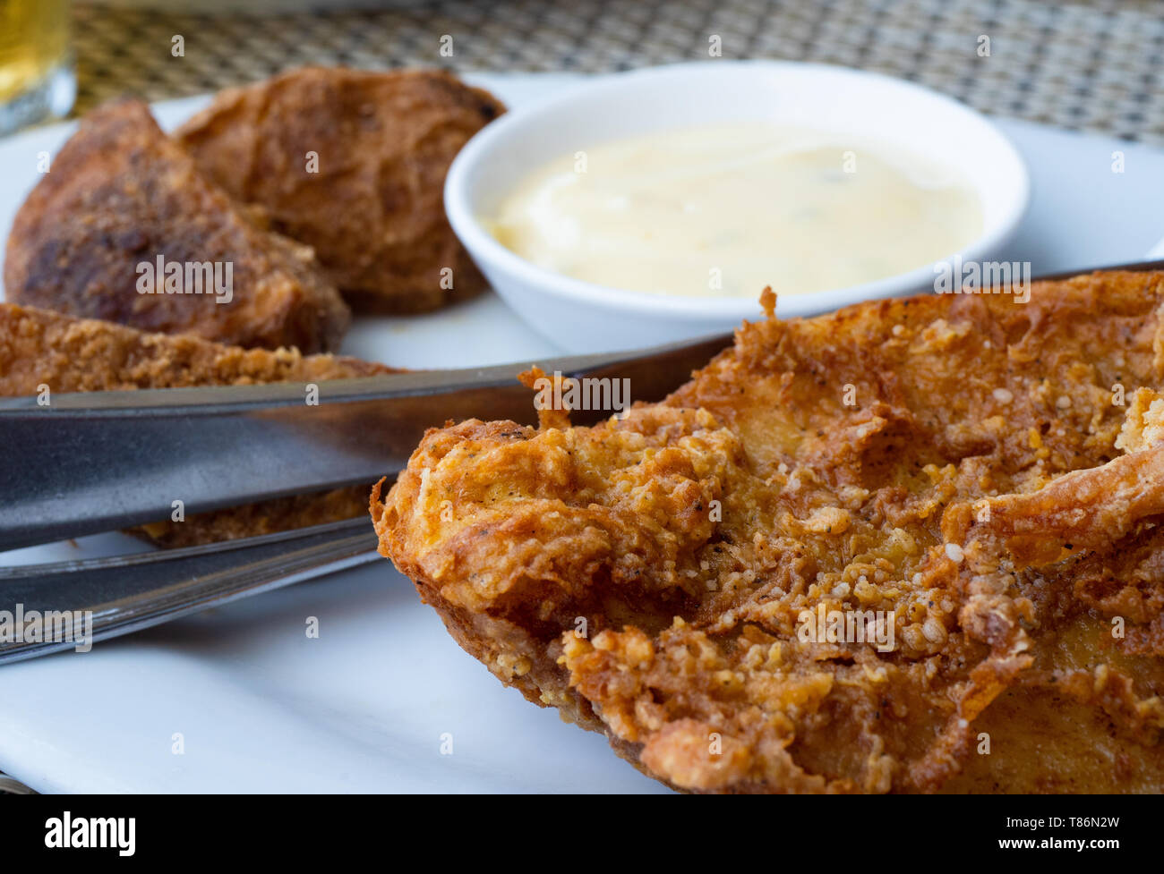 Ventrèche de thon croustillant frits à l'ail mayonnaise, un plat populaire aux Philippines. Profondeur de champ. Banque D'Images