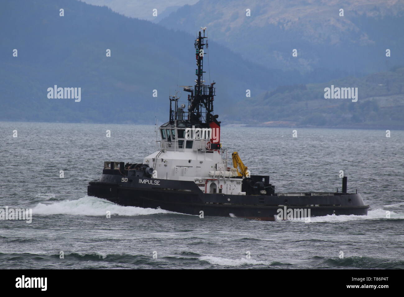 Une impulsion par impulsion, SD-remorqueur de la classe exploitée par Serco Marine Services, passant Gourock pendant l'exercice 2019 Bouclier formidable Banque D'Images