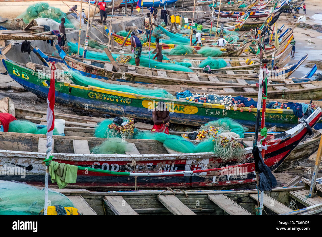 Bateaux de pêche sur la plage de Cape Coast, Ghana. Banque D'Images