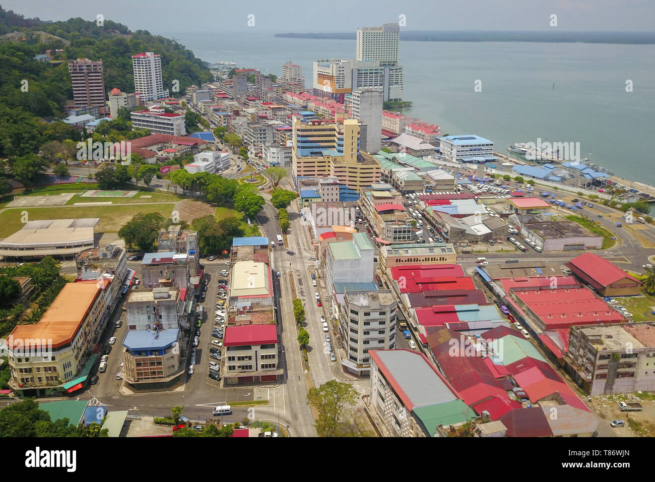 Vue aérienne de la petite ville, près de la mer.vue partielle de Sandakan ville située dans la région de Sabah côte est une fois connue sous le nom de Little Hong Kong de Bornéo. Banque D'Images