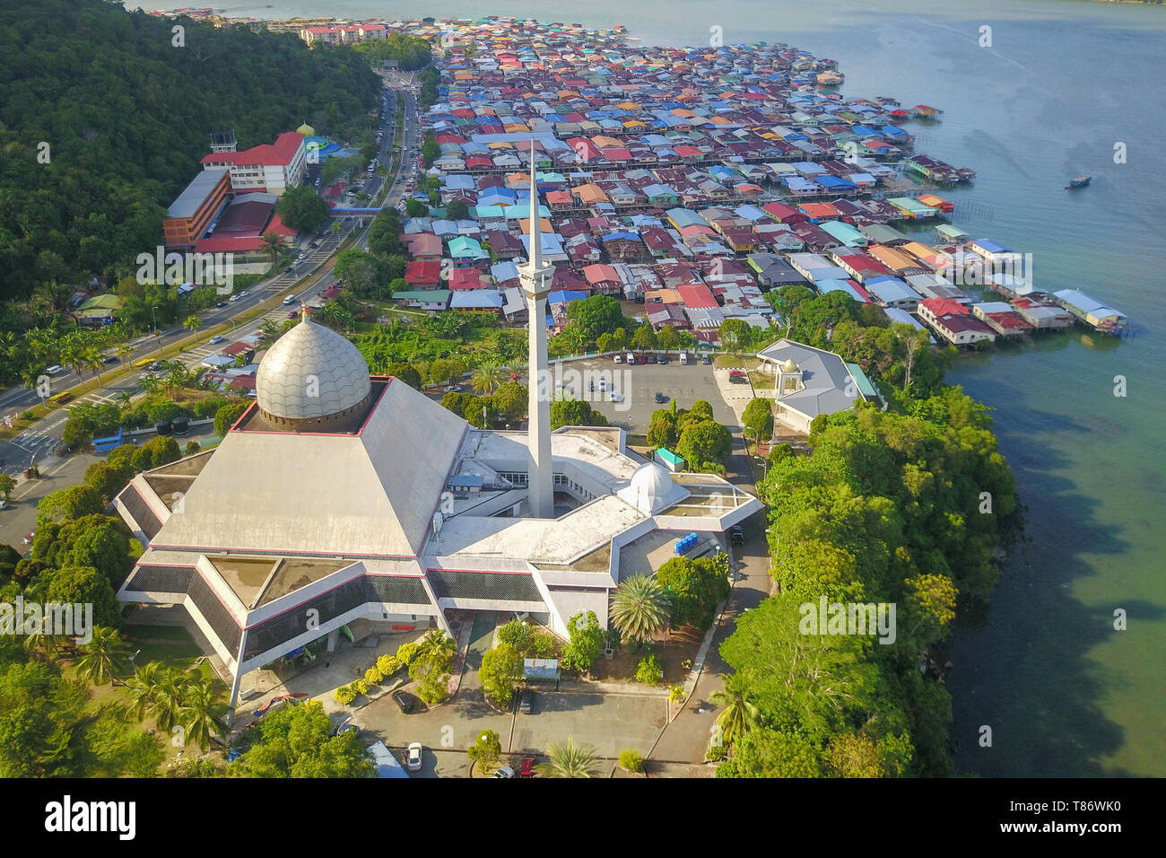 Vue partielle de la ville de Sandakan Sandakan avec la Mosquée de district et Kg. Sim Sim village de l'eau. Banque D'Images