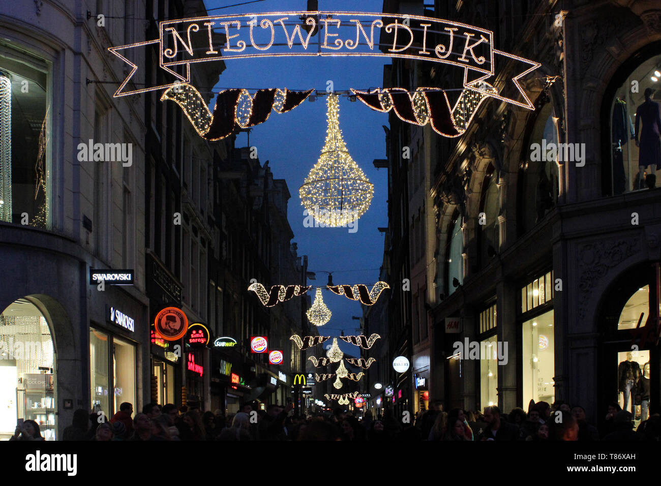 Niuwendijk shopping rue d Amsterdam, Pays-Bas Banque D'Images