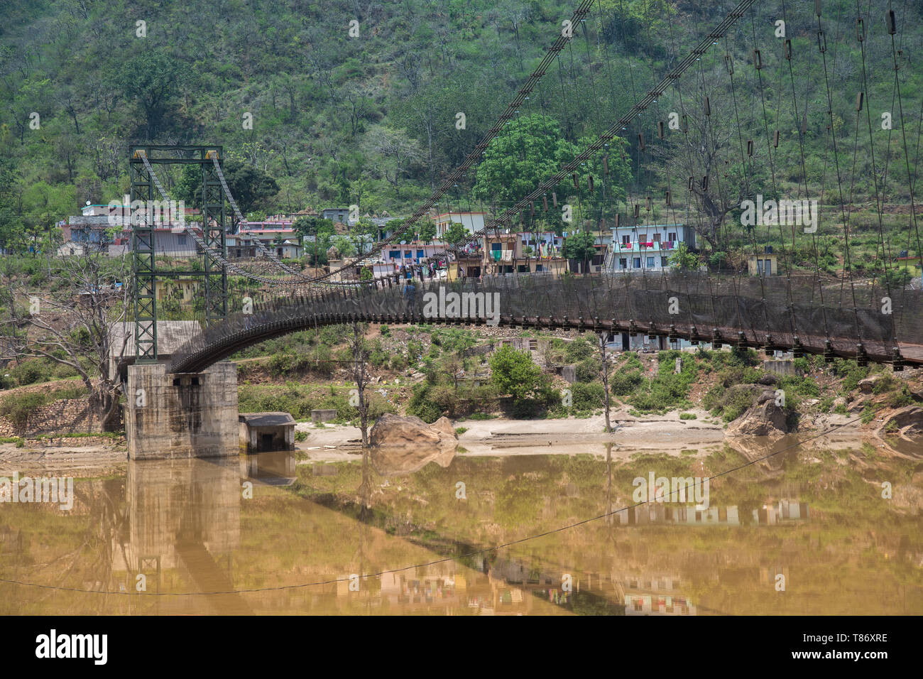 Pont suspendu au milieu de la rivière Alaknanda près de Srinagar jouxtant la célèbre Dhari Devi temple, Uttarakhand, Inde Banque D'Images