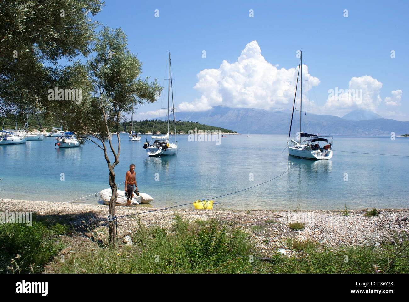 Yachts ancrés dans le nord de Port Atheni Cove, l'île de Meganisi, Grèce Banque D'Images