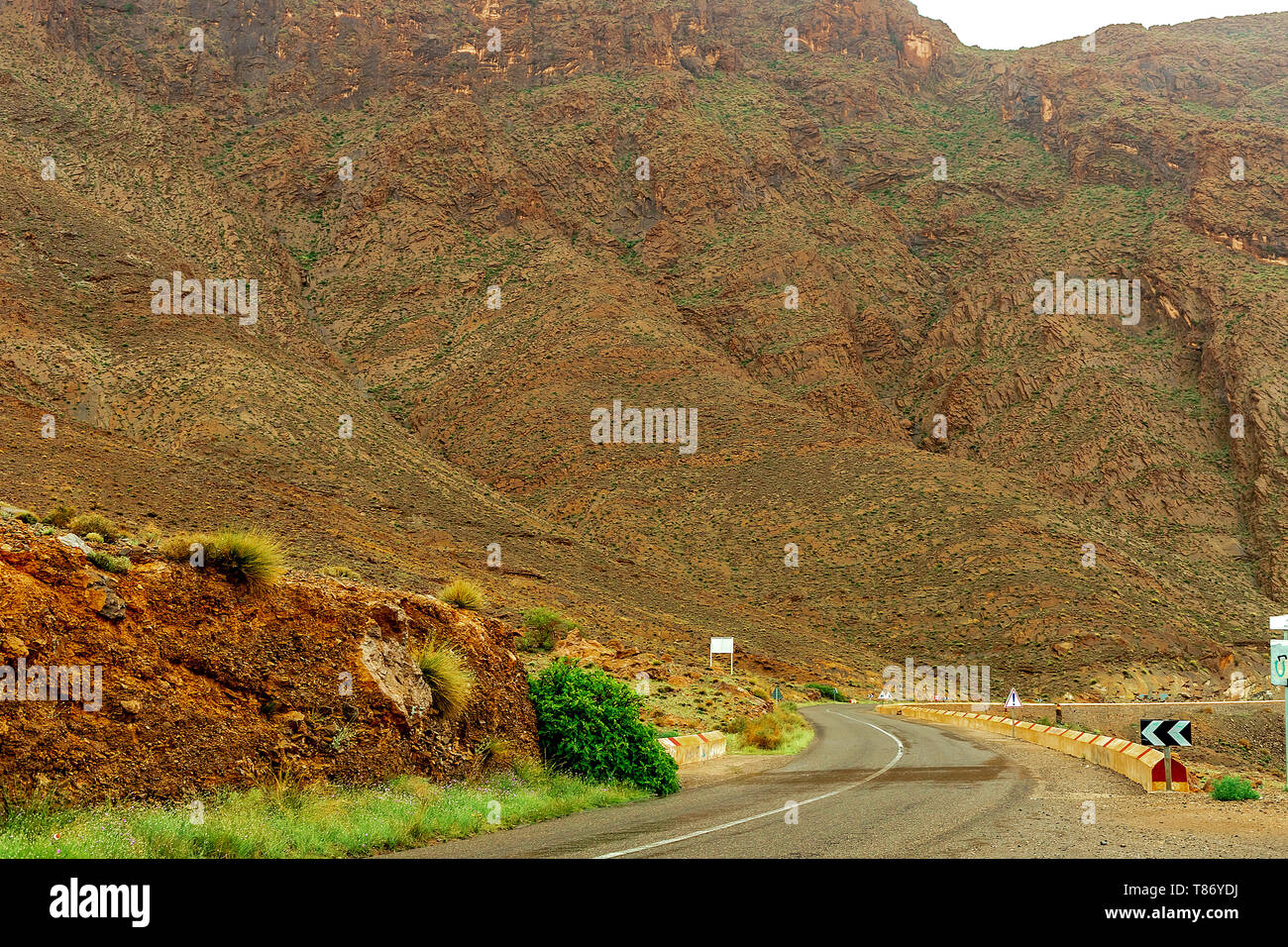 Route dans les montagnes de l'Atlas au Maroc. Voyage à travers le Maroc paysage routier. Banque D'Images