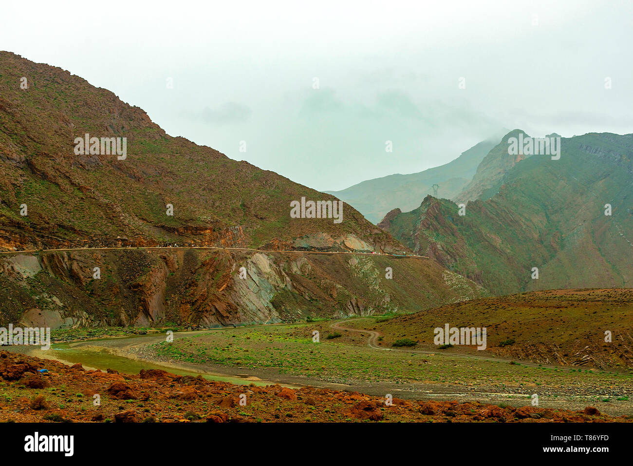 Route dans les montagnes de l'Atlas au Maroc. Voyage à travers le Maroc paysage routier. Banque D'Images