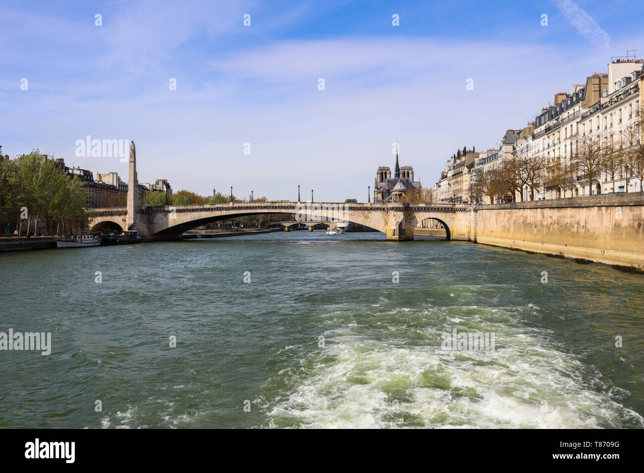 Pont de la Tournelle pont entre Seine et beaux bâtiments historiques de Paris France. Avril 2019 Banque D'Images