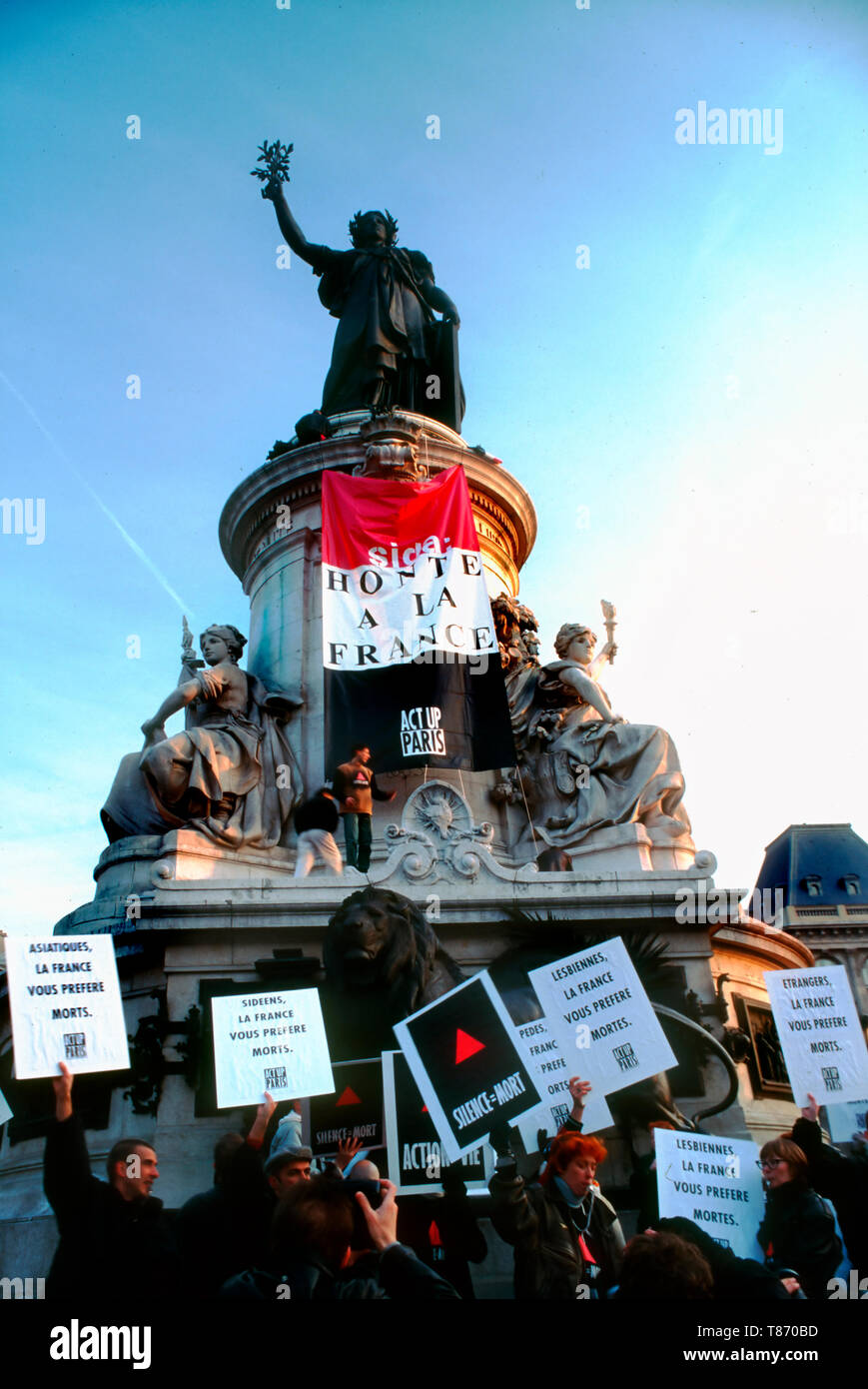 Paris, France - Les militants du SIDA d'Act Up-Paris pour protester contre l'expulsion du Gouvernement français des étrangers séropositifs, sur la Statue de la République, Place de la République, le 1 décembre 1995. Inscription en français se lit comme suit : "SIDA : honte à la France" Banque D'Images