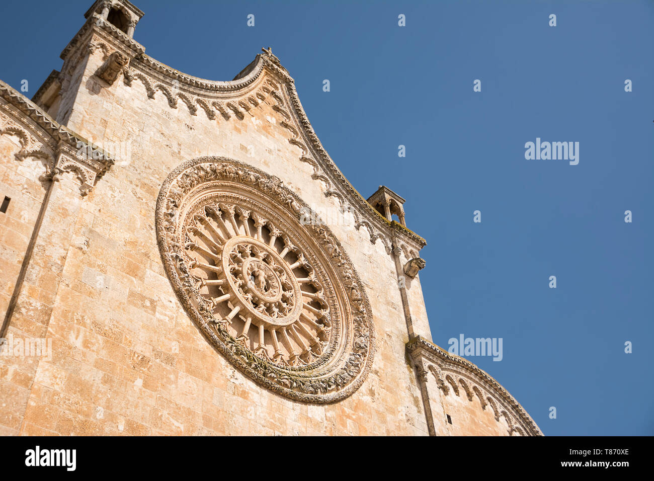 Fenêtre de la cathédrale d'Ostuni (Italie) Banque D'Images
