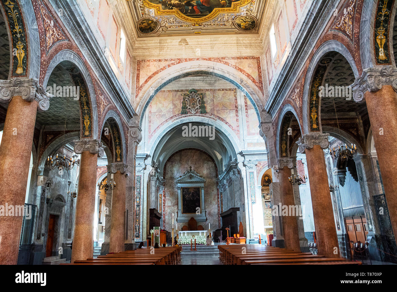 Intérieur de la cathédrale d'Ostuni (Italie) Banque D'Images