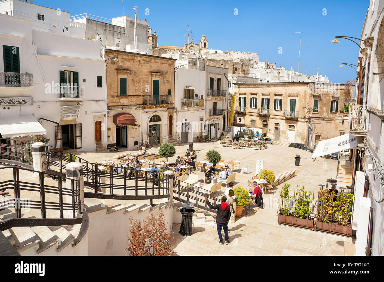 Ostuni, Italie - 24 Avril 2019 : les touristes assis à table dans un carré à Ostuni au printemps Banque D'Images