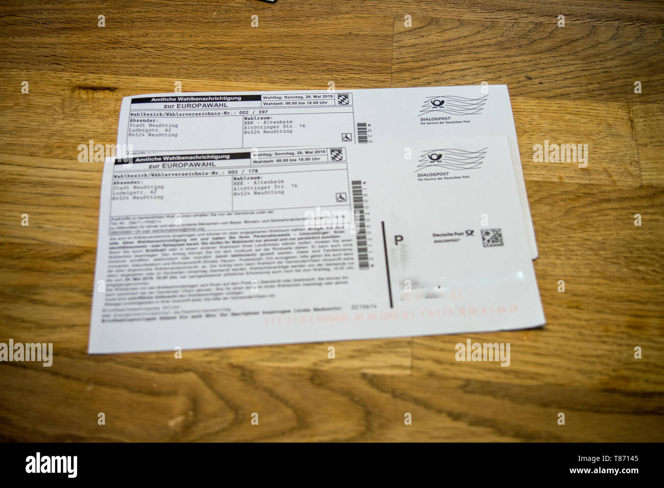 Vue d'une notification d'élection des cartes indiquant la date et l'adresse du bureau de vote pour l'ap Banque D'Images