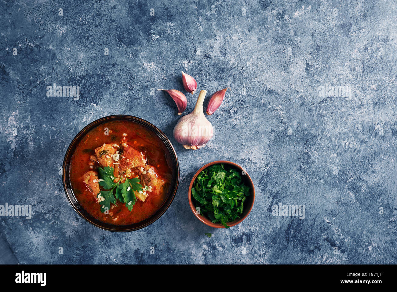 Soupe Kharcho - national cuisine géorgienne plat avec du boeuf, du riz, de l'Ail et sauce tkemali. La nourriture traditionnelle du Caucase authentique. L'espace de copie pour le texte Banque D'Images