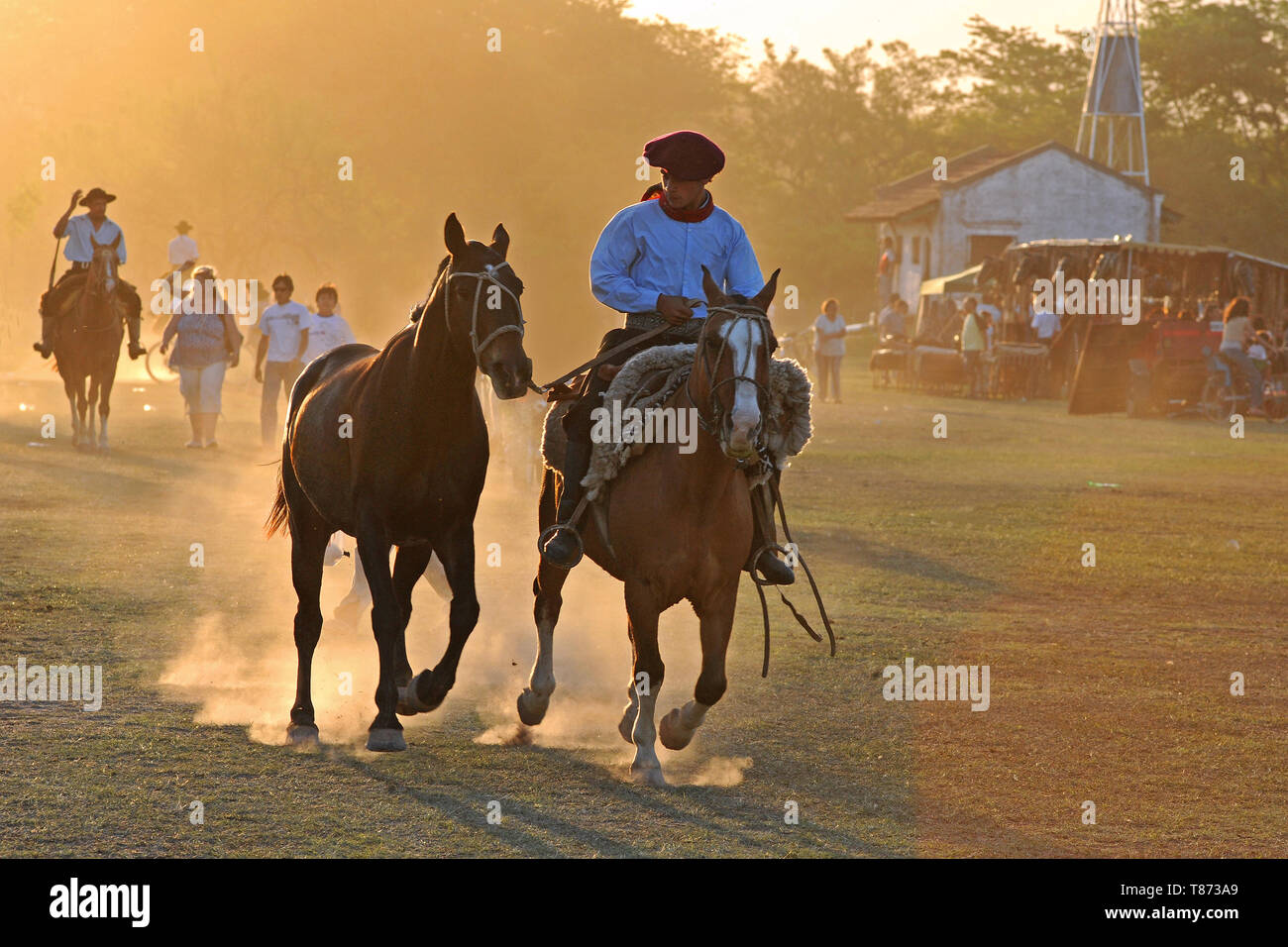 San Antonio de Areco/ Argentine : Gaucho équitation au traditionnel très populaire fête de la Tradicion Banque D'Images