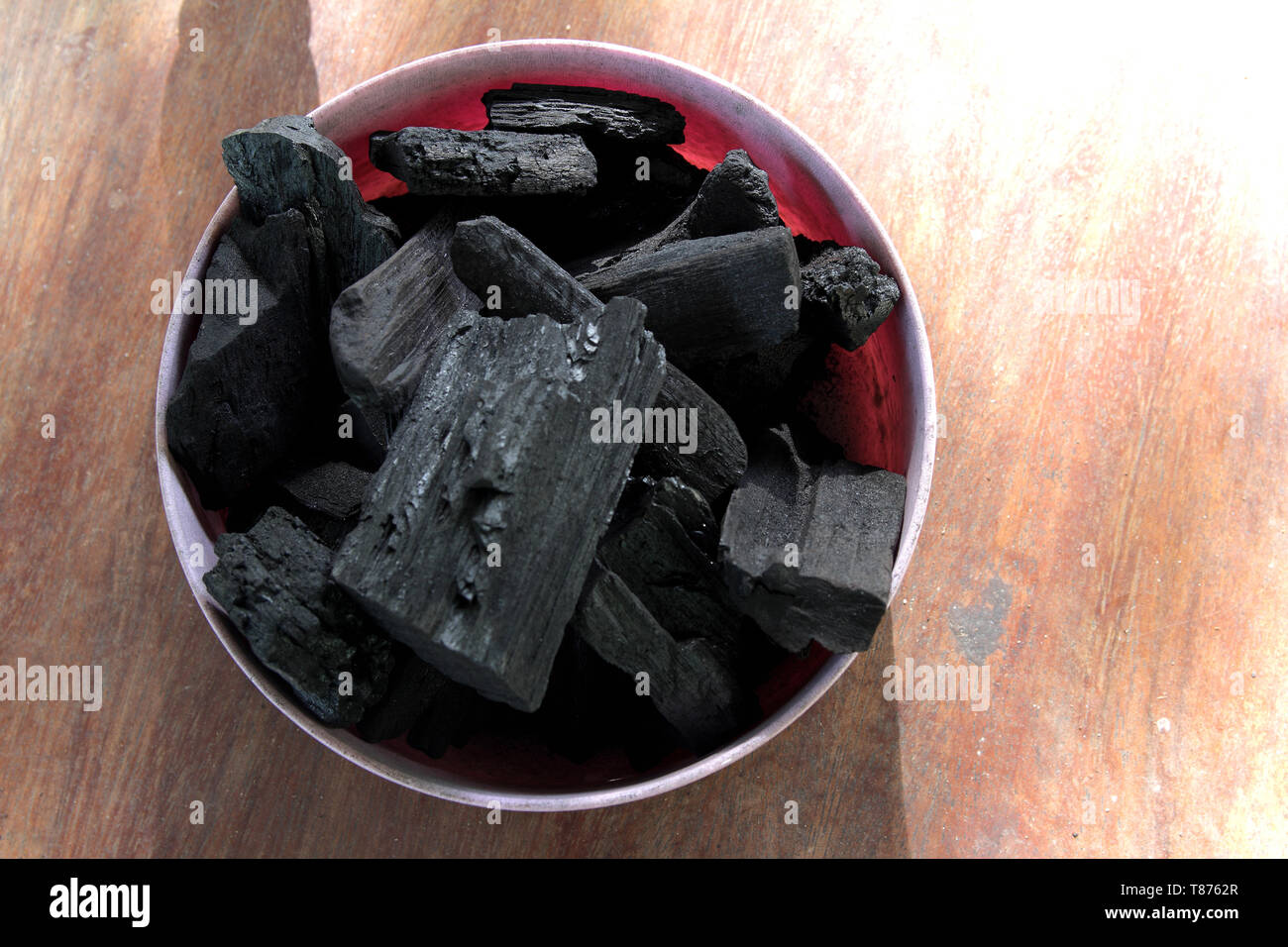 Le charbon de bois pour la cuisson et grill Banque D'Images