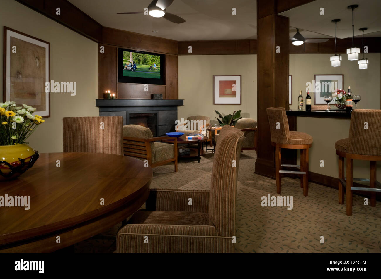 Bar contemporain avec cheminée Banque D'Images