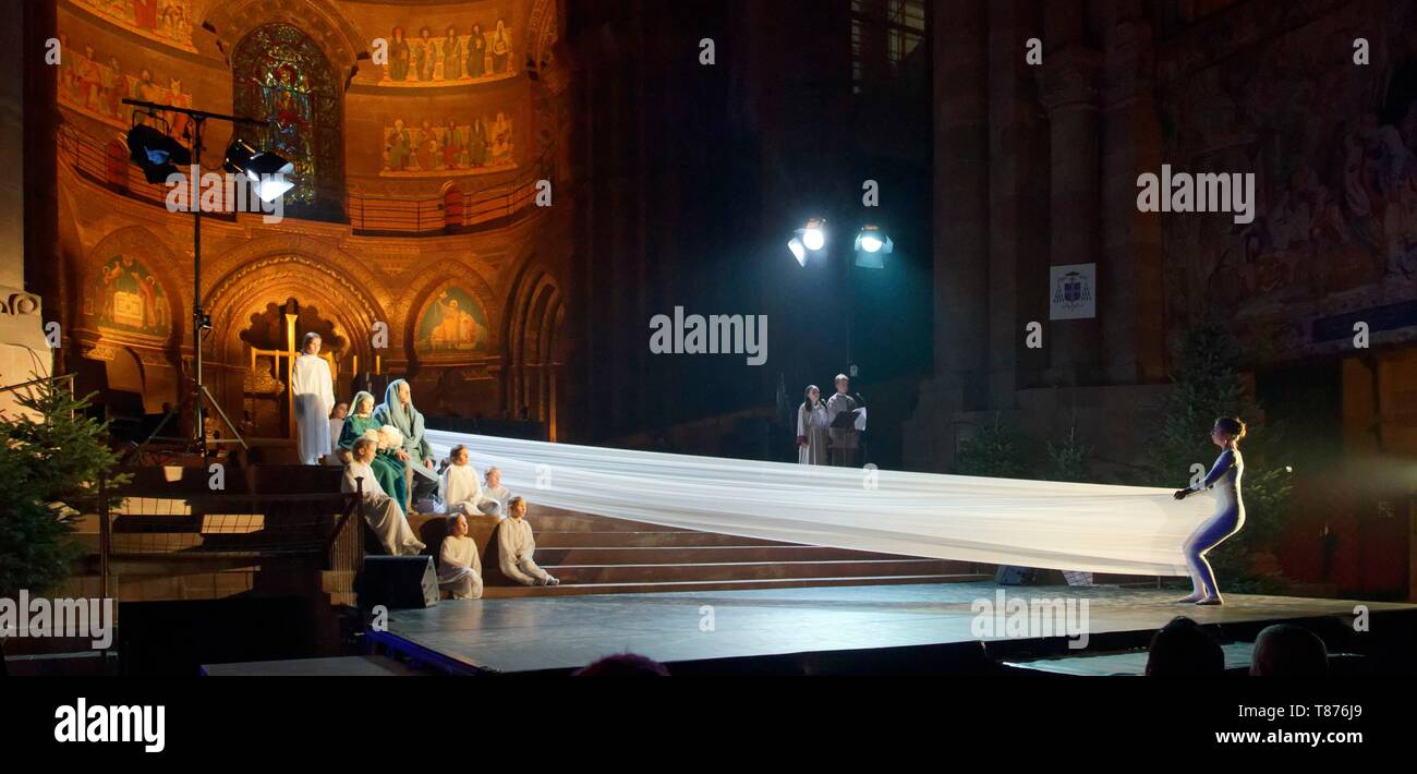 La France, Bas Rhin, Strasbourg, vieille ville classée au Patrimoine Mondial de l'UNESCO, de Noël à Strasbourg, La Cathédrale Notre Dame, Nativité, spectacle musical du Régent avec le Carré d'Art Banque D'Images