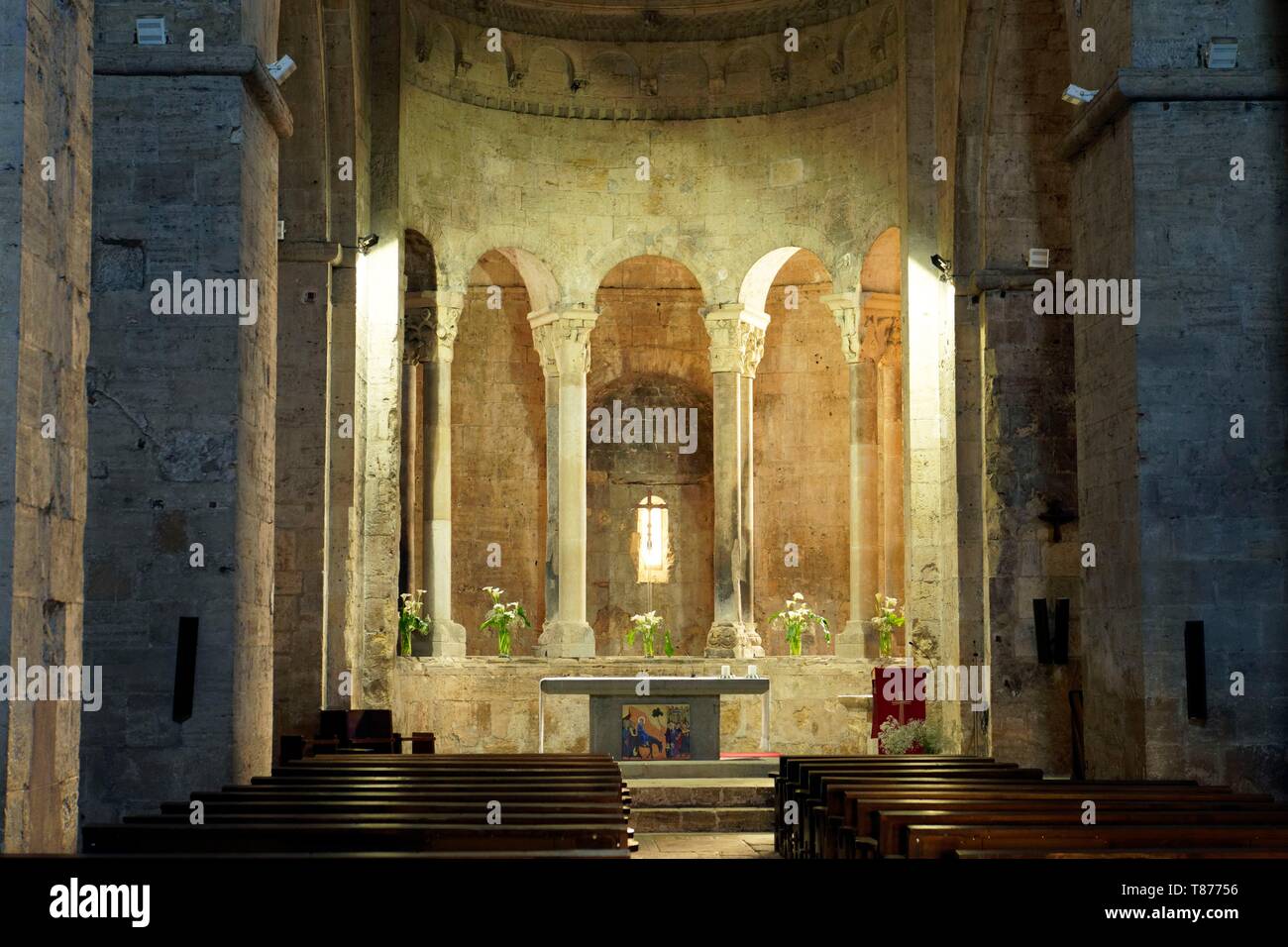 Espagne, Catalogne, Pyrénées Catalanes, district de Garrotxa, Besalu, la ville médiévale de Besalu, église romane de Sant Pere de la 11e siècle dans le cadre d'un monastère bénédictin médiéval Banque D'Images