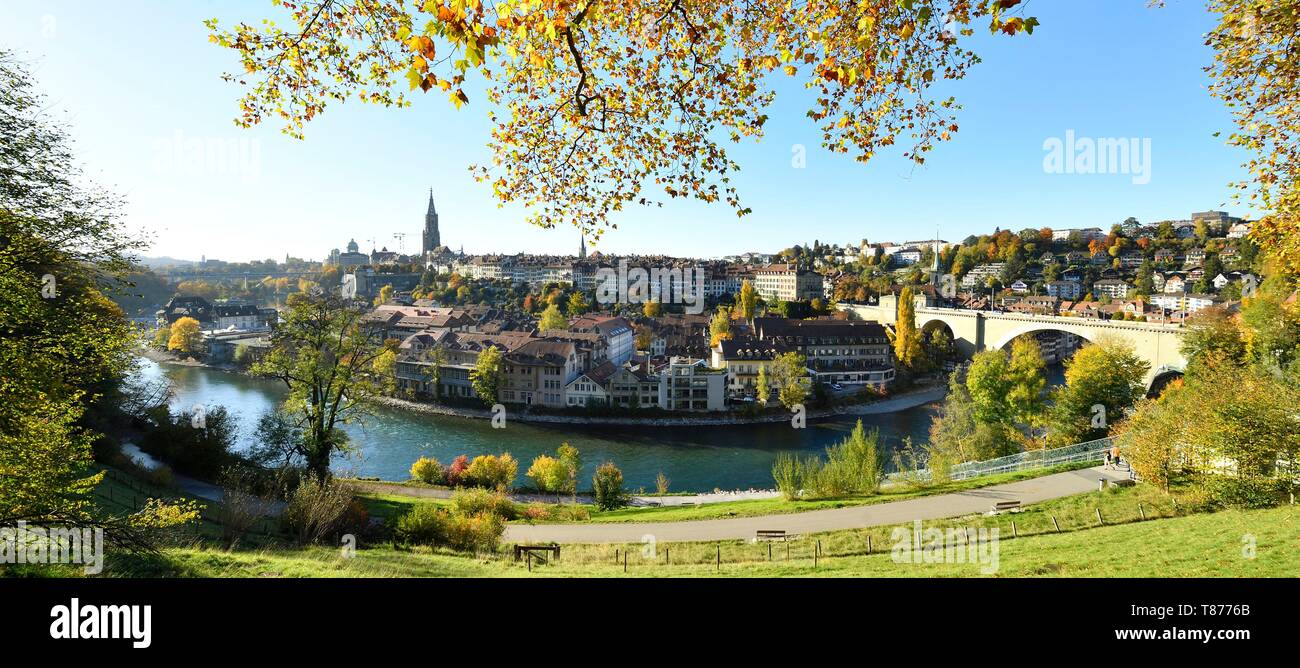 La Suisse, canton de Berne, Berne, vue générale de la vieille ville inscrite au Patrimoine Mondial de l'UNESCO, la cathédrale Saint-vincent (Munster) Bell Tower et pont Nydeggbrücke Aare Banque D'Images