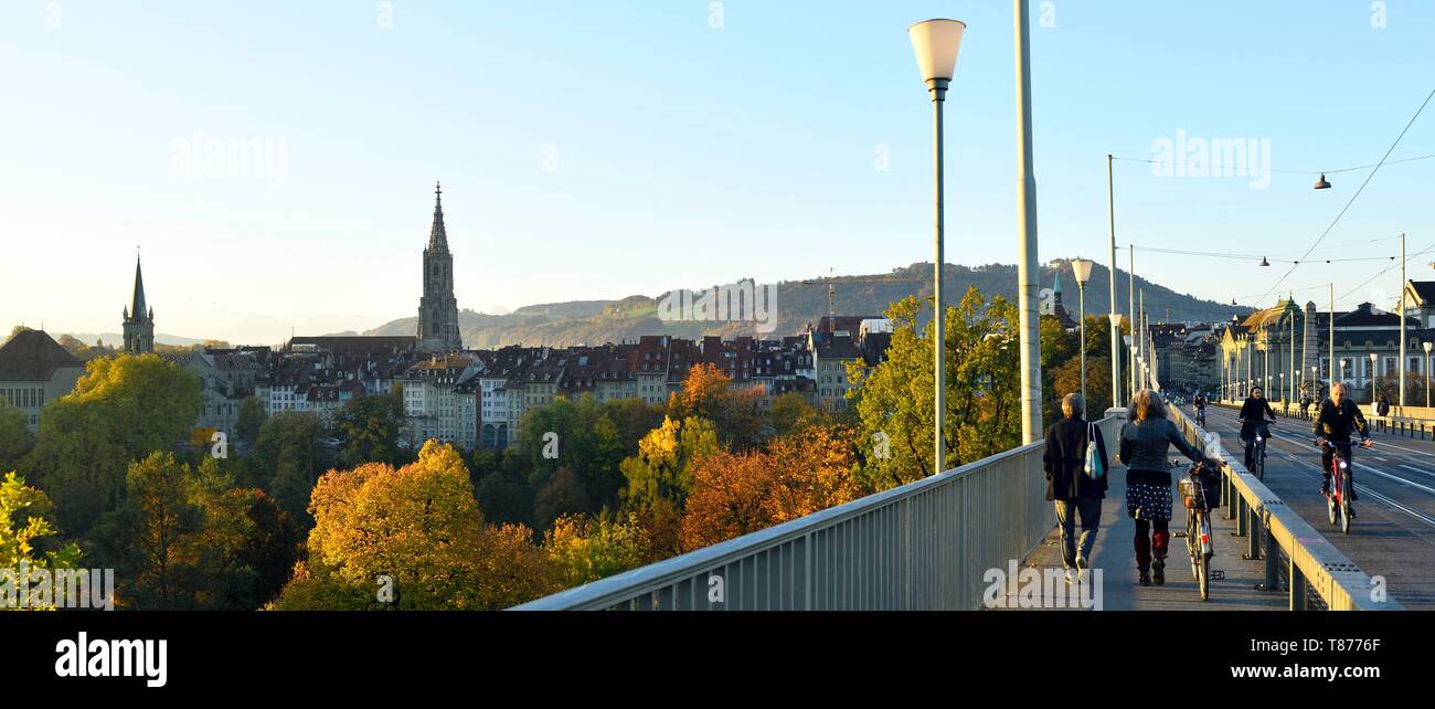La Suisse, canton de Berne, Berne, vue générale de la vieille ville inscrite au Patrimoine Mondial de l'UNESCO, la cathédrale Saint-vincent (Munster) Bell Tower, Kornhausbrücke bridge Banque D'Images