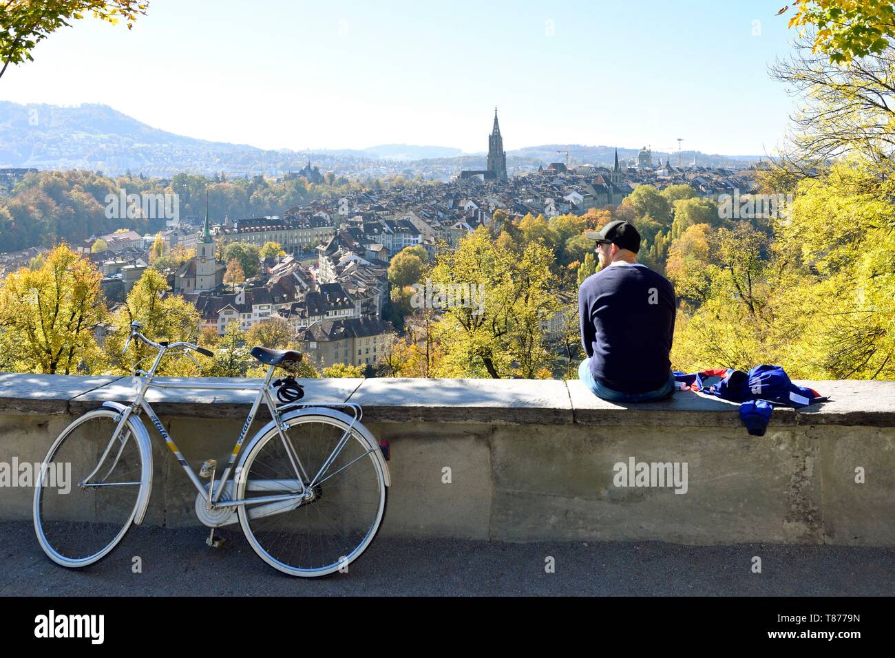 La Suisse, canton de Berne, Berne, de la vieille ville inscrite au Patrimoine Mondial de l'UNESCO, Rosengarten (jardin des roses) avec une vue sur la vieille ville et de la cathédrale Saint-vincent (Munster) Bell Tower Banque D'Images