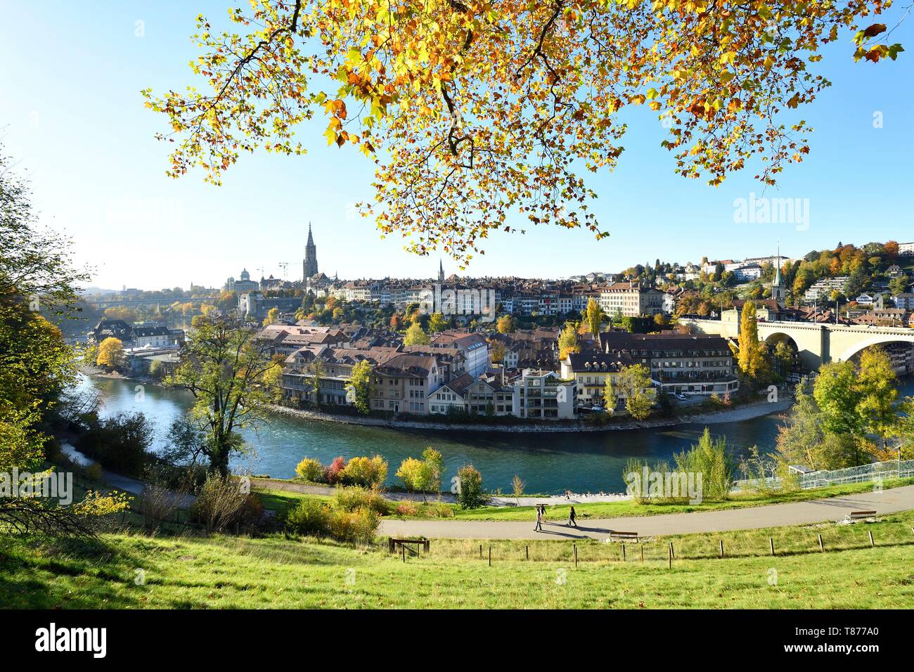 La Suisse, canton de Berne, Berne, vue générale de la vieille ville inscrite au Patrimoine Mondial de l'UNESCO, la cathédrale Saint-vincent (Munster) Bell Tower et pont Nydeggbrücke Aare Banque D'Images