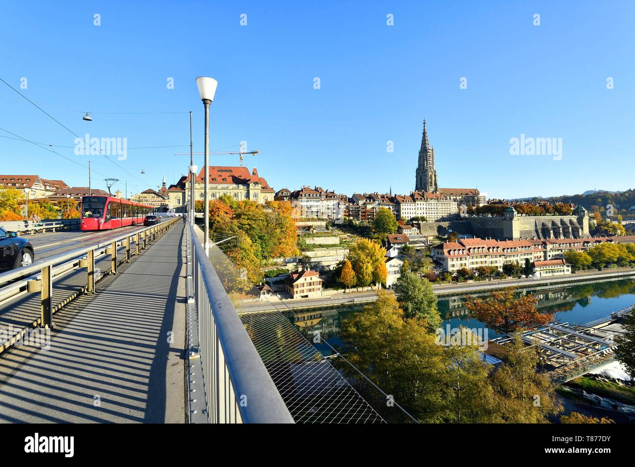 La Suisse, canton de Berne, Berne, de la vieille ville inscrite au Patrimoine Mondial de l'UNESCO, Kirchenfeldbruecke traversée de pont Aare et de la cathédrale Saint-vincent (Munster) Bell Tower Banque D'Images