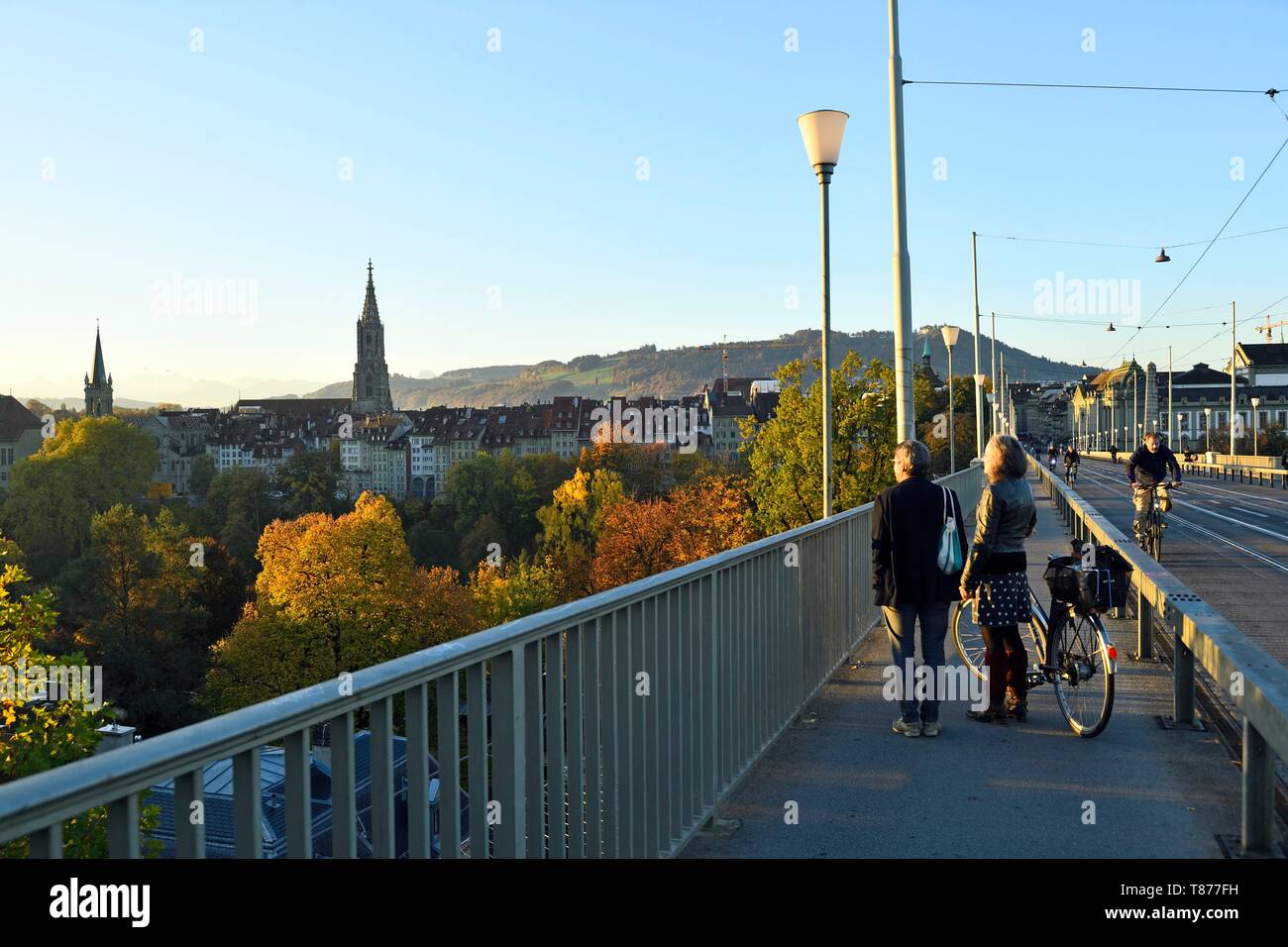 La Suisse, canton de Berne, Berne, vue générale de la vieille ville inscrite au Patrimoine Mondial de l'UNESCO, la cathédrale Saint-vincent (Munster) Bell Tower, Kornhausbrücke bridge Banque D'Images