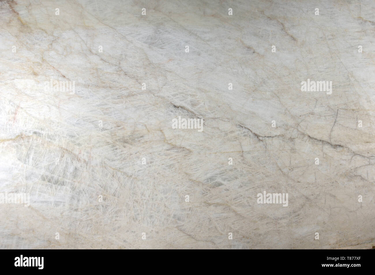 La pierre naturelle quartzite blanc poli avec des fissures et des ...