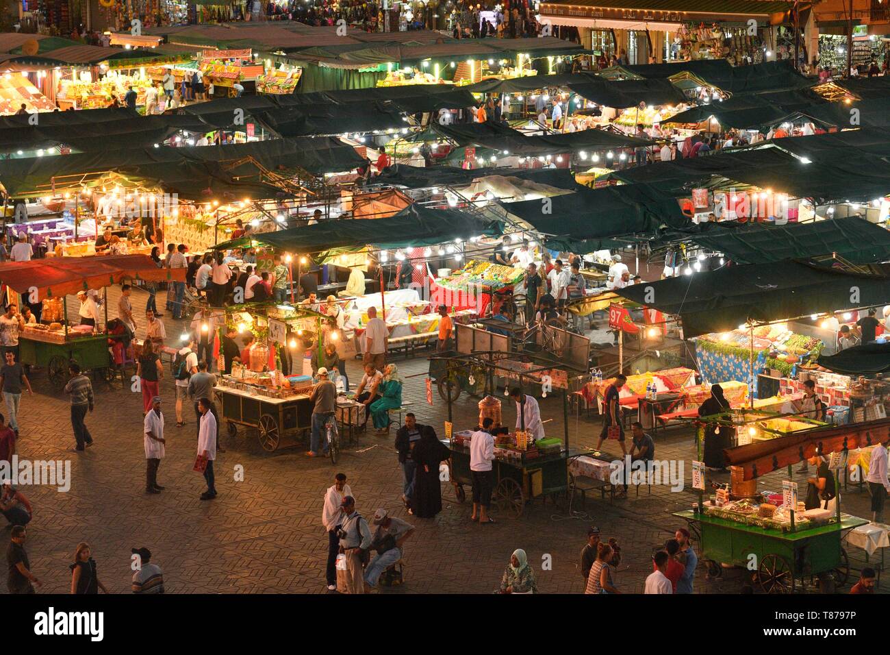 Le Maroc, Haut Atlas, Marrakech, ville impériale, médina classée au Patrimoine Mondial de l'UNESCO, la place Jemaa El Fna Banque D'Images