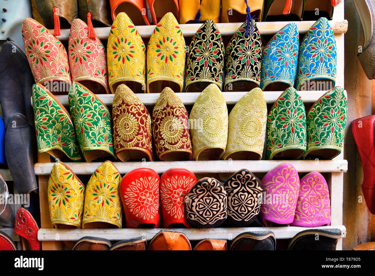 Le Maroc, Haut Atlas, Marrakech, ville impériale, médina classée au Patrimoine Mondial de l'UNESCO, souks, chaussures Babouches marocaines traditionnelles Banque D'Images