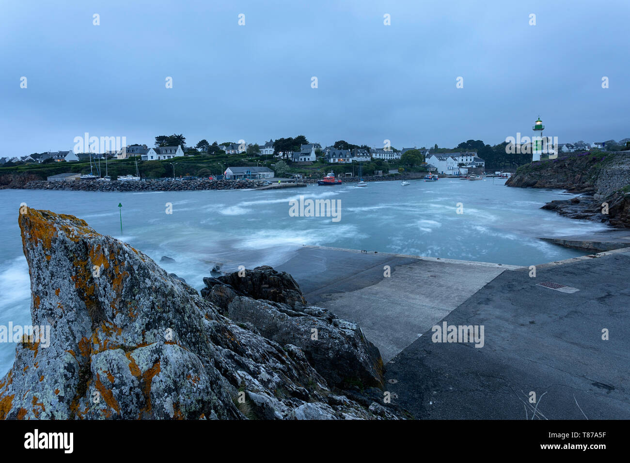 Phare dans petit village de pêcheurs Doelan, Finistère, Bretagne, France, Europe Banque D'Images