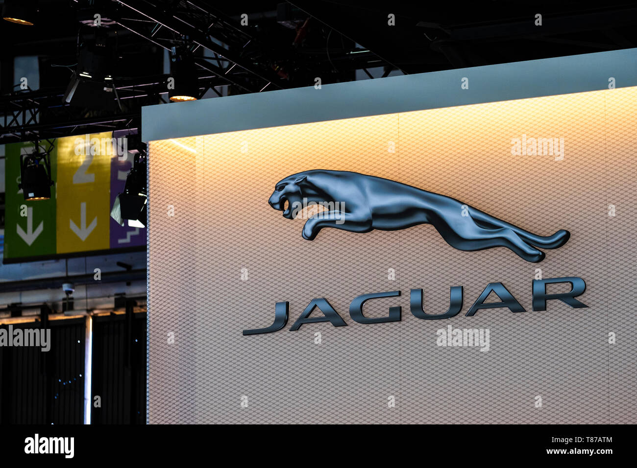 Le logo de marque du fabricant de voiture Jaguar vu pendant l'événement. L'Automobile Barcelona fête ses 100 ans. L'événement a lieu du 9 au 19 mai au parc des expositions de Montjuïc. Avec plus de 150 000 mètres carrés et 45 marques, la juste montre les derniers modèles de véhicules, ainsi que les dernières technologies appliquées à la conduite. Banque D'Images