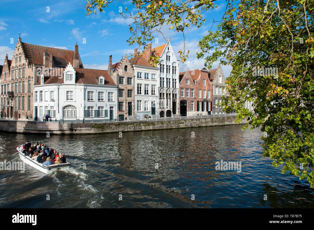 Belgique, Flandre occidentale, Bruges, le centre historique classé au Patrimoine Mondial par l'UNESCO, Canal, Spiegelrei Banque D'Images