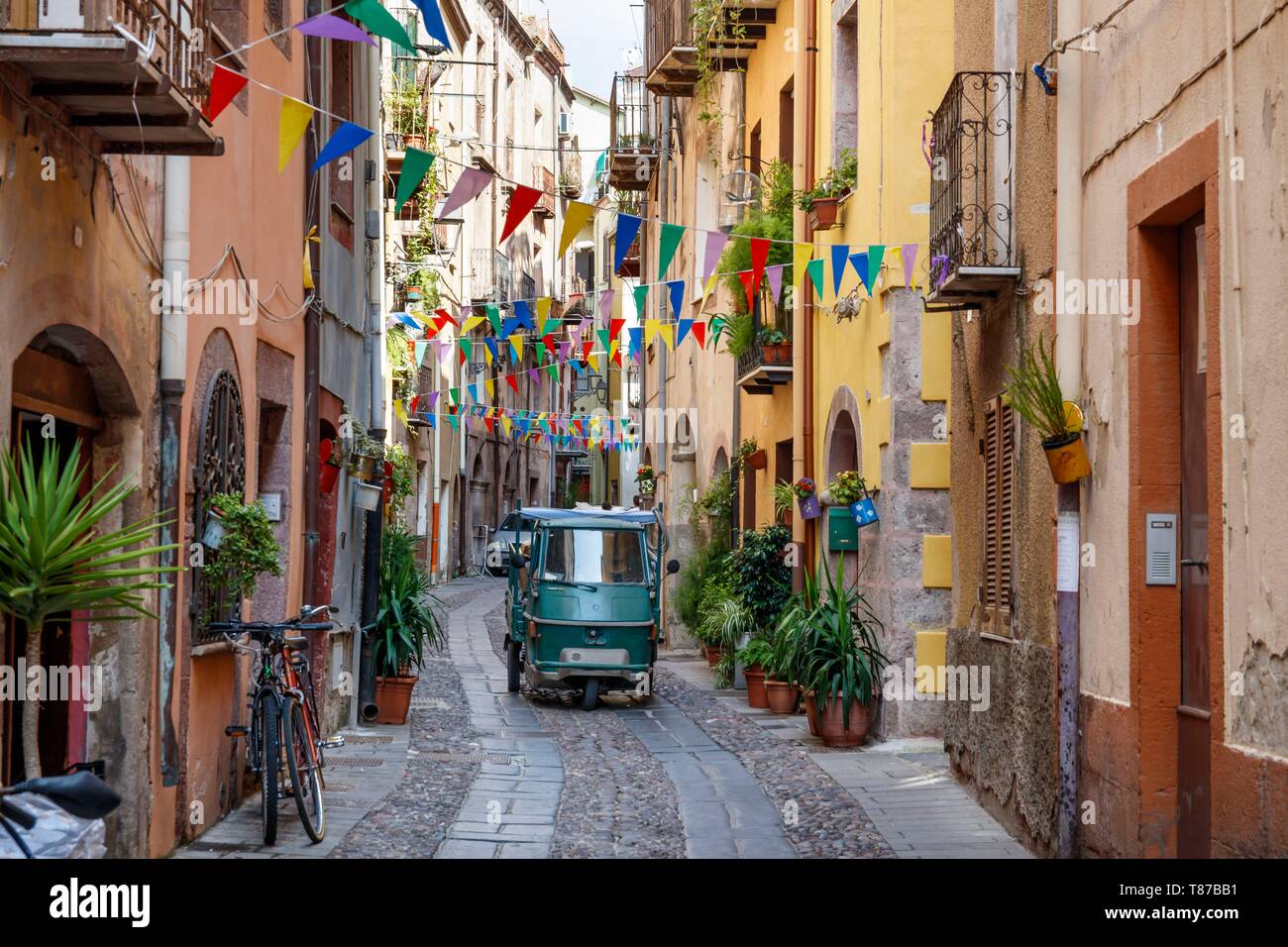 Italie, Sardaigne, Province d'Oristano, Oristano, une rue étroite Banque D'Images