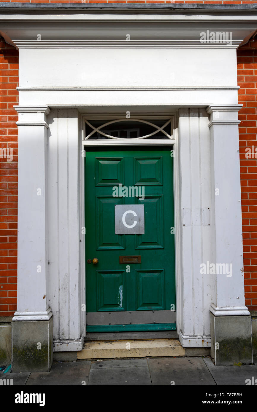 Porte avant du bâtiment avec une grande lettre C Banque D'Images