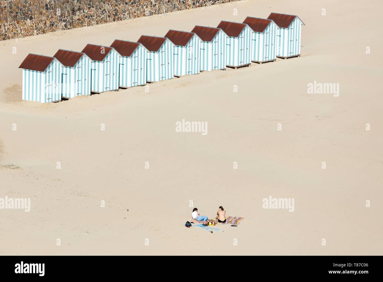 France, Vendée, St Jean de Monts, 2 femmes sur la plage et cabines de plage (vue aérienne) Banque D'Images