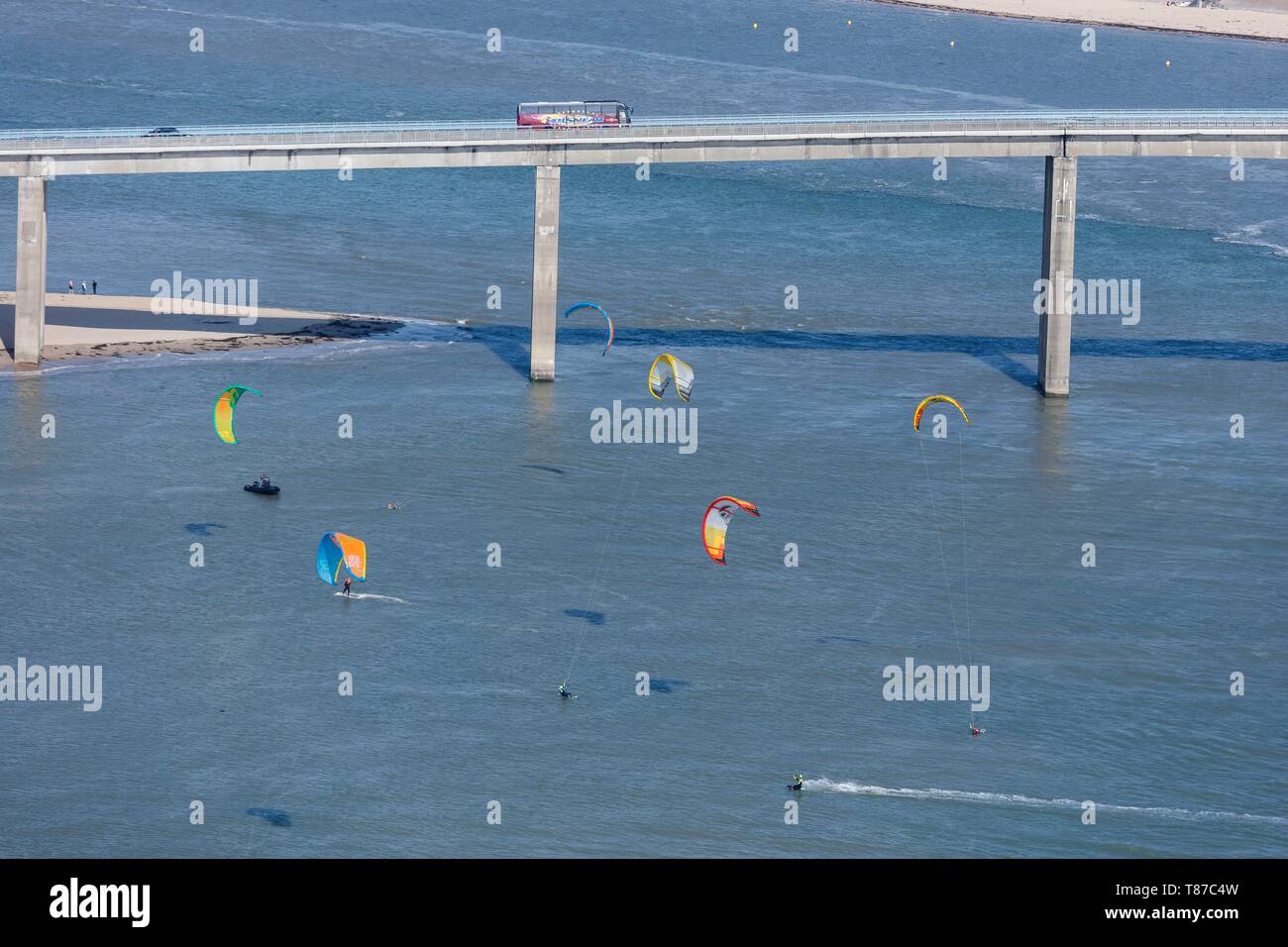 En France, en Vendée, la barre de Monts, kitesurfeurs près de Noirmoutier pont (vue aérienne) Banque D'Images
