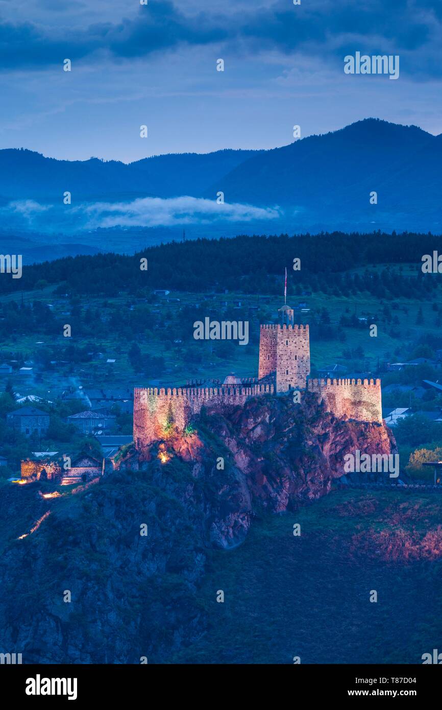 La Géorgie, Akhaltsikhe, high angle view avec ville forteresse, dusk Rabati Banque D'Images