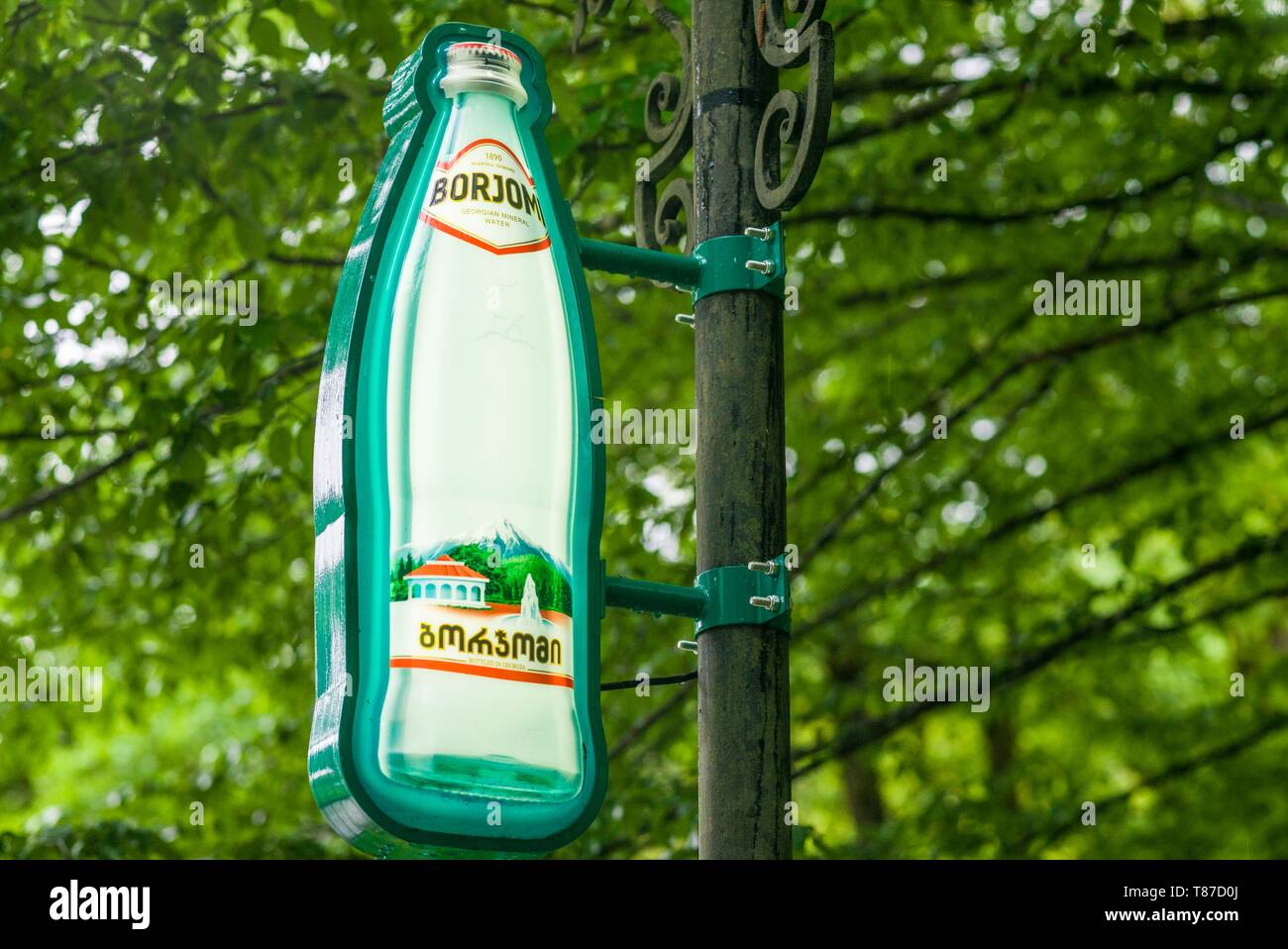 La Géorgie, Borjomi, célèbre station balnéaire de l'eau minérale, des lampes avec sa célèbre bouteille d'eau minérale Borjomi Banque D'Images