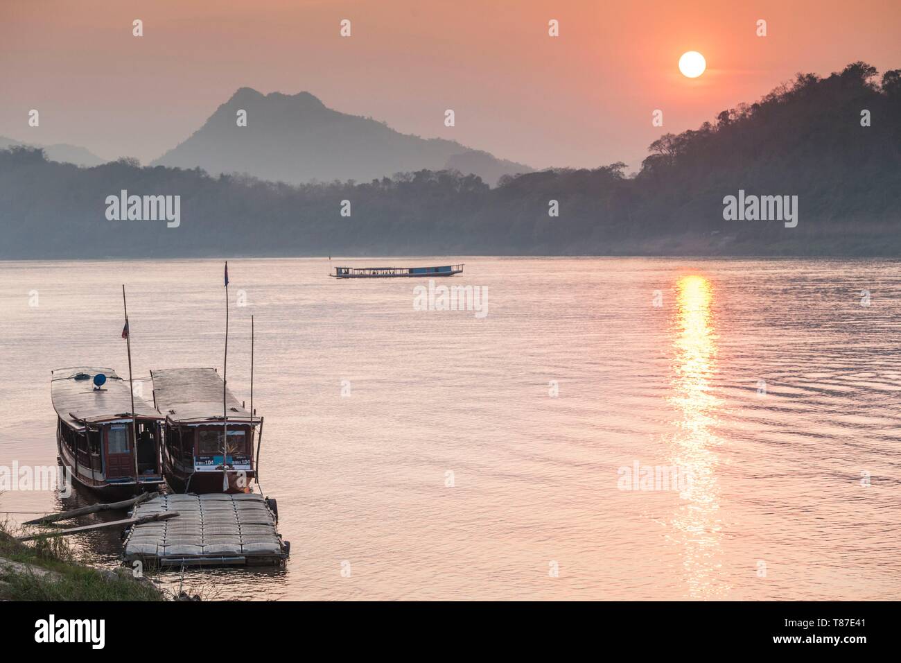 Le Laos, Luang Prabang, bateaux sur le Mékong, coucher du soleil Banque D'Images