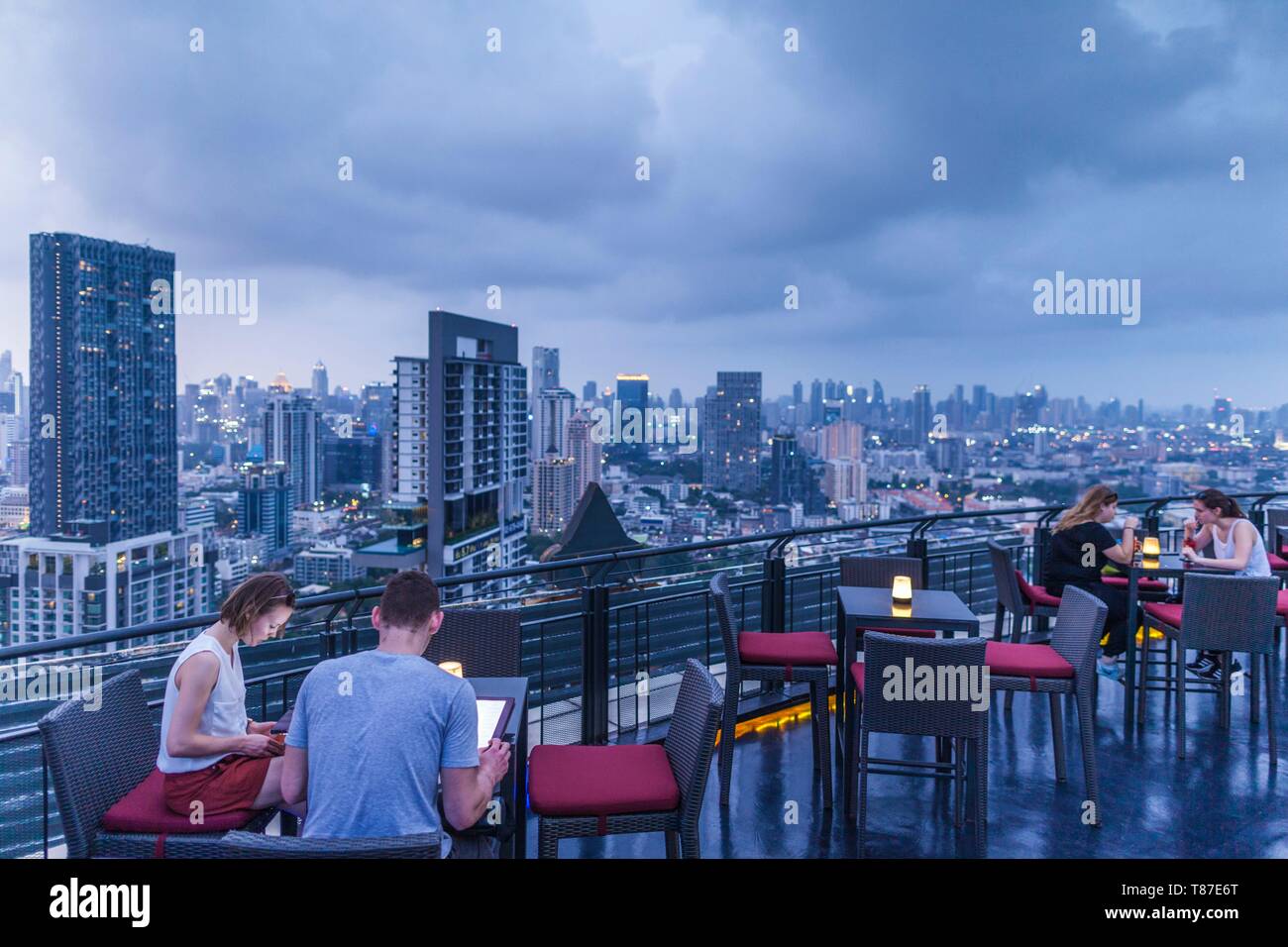 Thaïlande, Bangkok, Silom, Sathorn Hôtel Anantara, Zoom sky bar et restaurant sur le toit, au crépuscule Banque D'Images