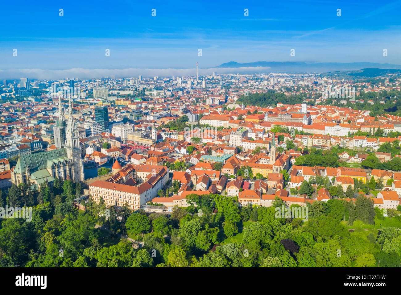 Zagreb, capitale de la Croatie, centre-ville Vue aérienne du drone, cathédrale, Ribnjak park et la haute-ville Banque D'Images