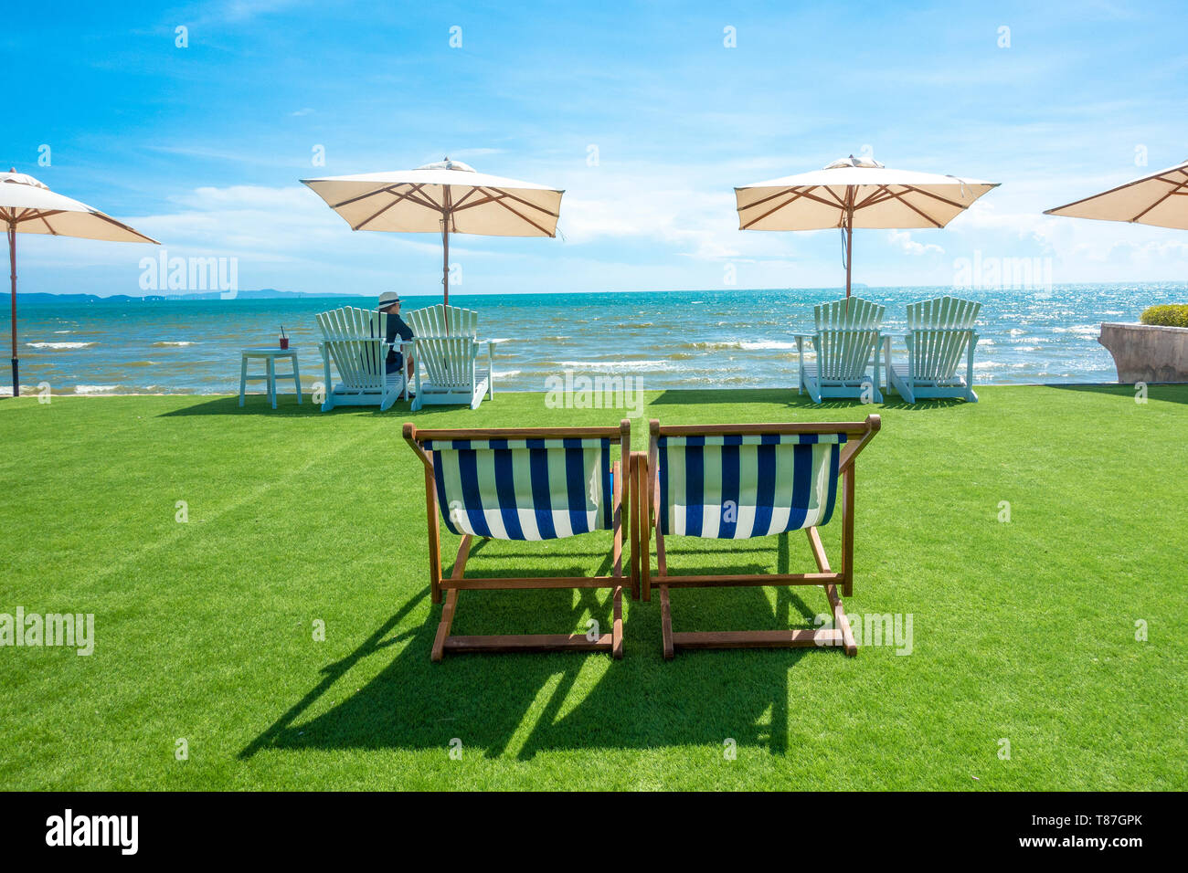 Des chaises longues avec parasol sur une plage Banque D'Images