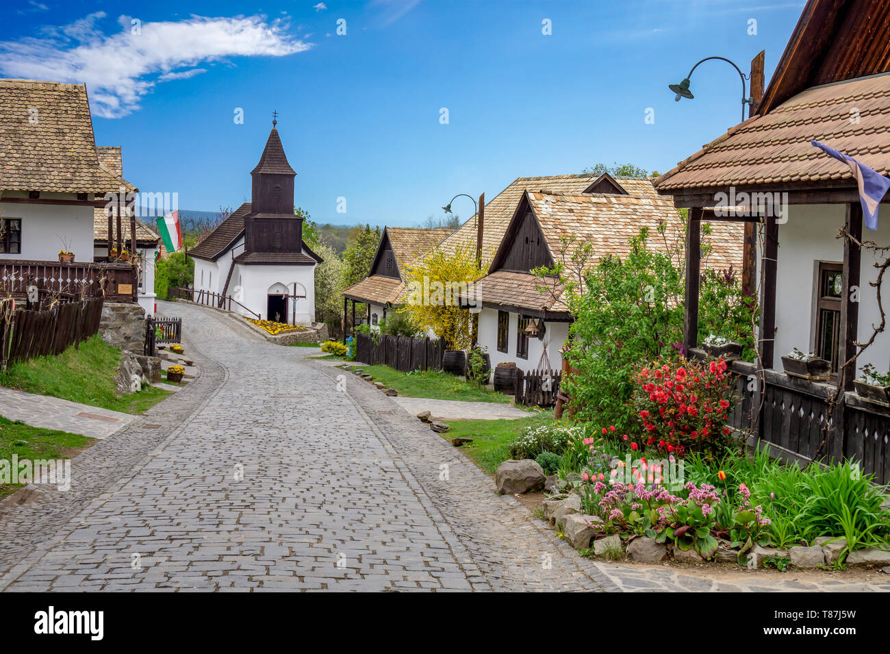 Petit village de Holloko Hongrie célèbre pour la célébration de Pâques et ses vieilles maisons traditionnelles hongroises Unesco world heritage printemps avec des fleurs Banque D'Images