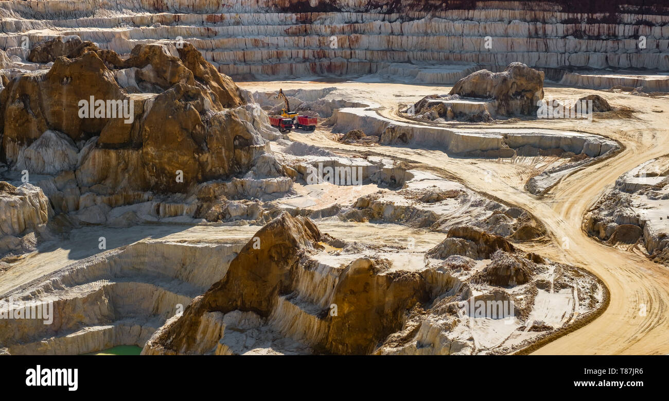 Camion benne de chargement pelle avec kaolin kaolin brut en mine à ciel ouvert, Vetovo village, la Bulgarie. Banque D'Images