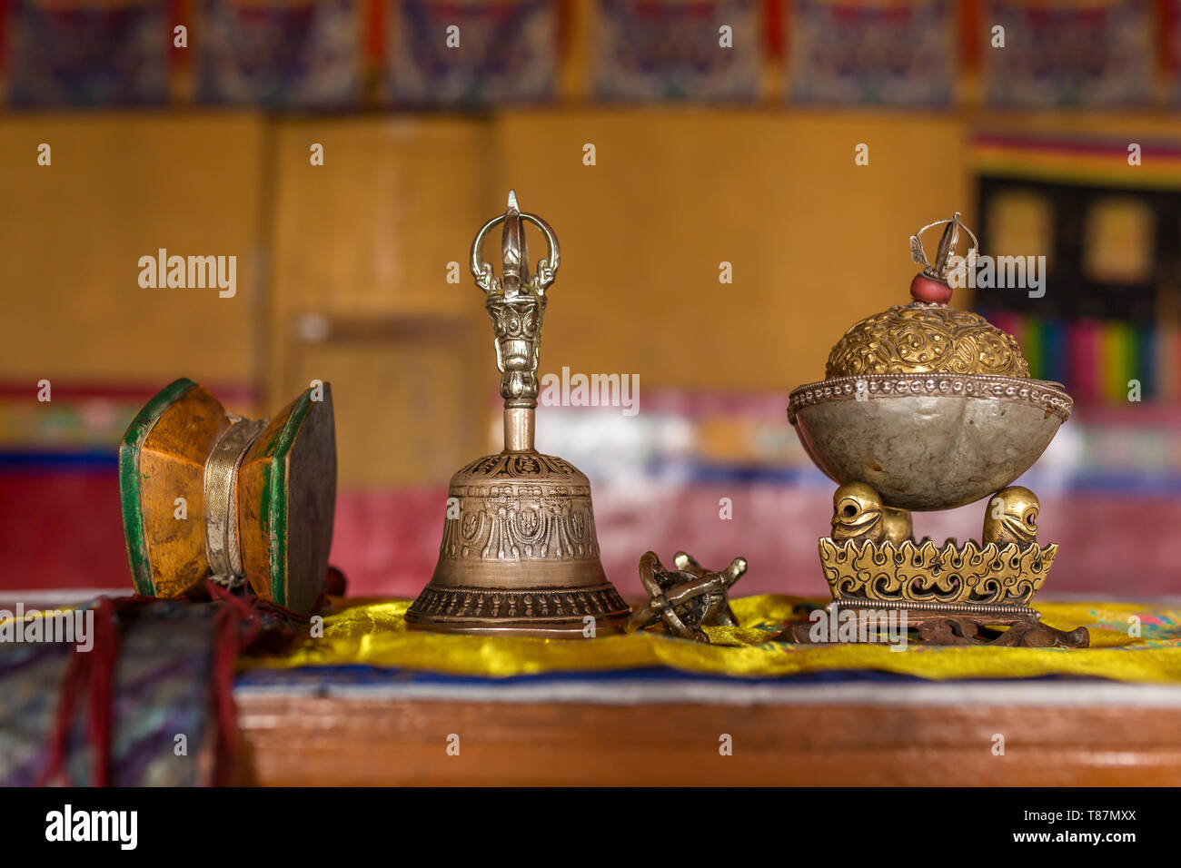 Gros plan des objets de cérémonie en monastère bouddhiste tibétain au Ladakh Banque D'Images