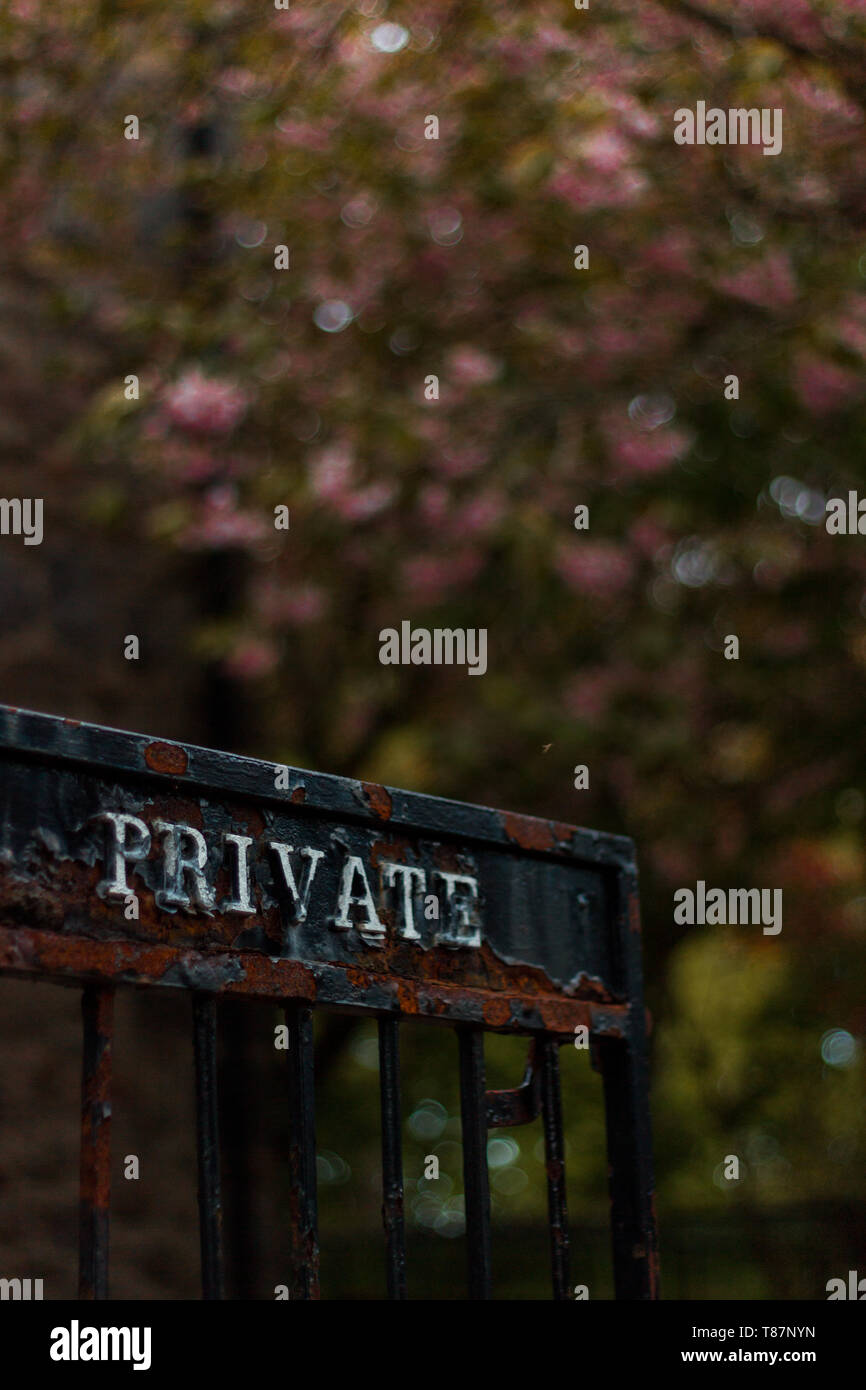 Du métal rouillé 'Private' Porte d'entrée, Aberdeen, Ecosse Banque D'Images