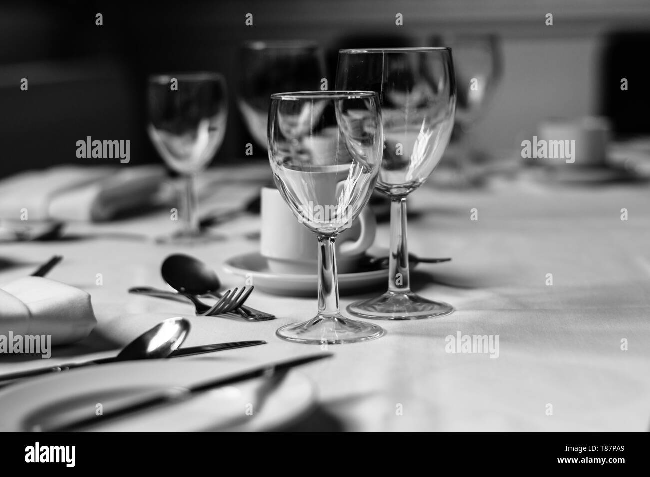 Noir & Blanc, verres à vin vide sur la table Banque D'Images