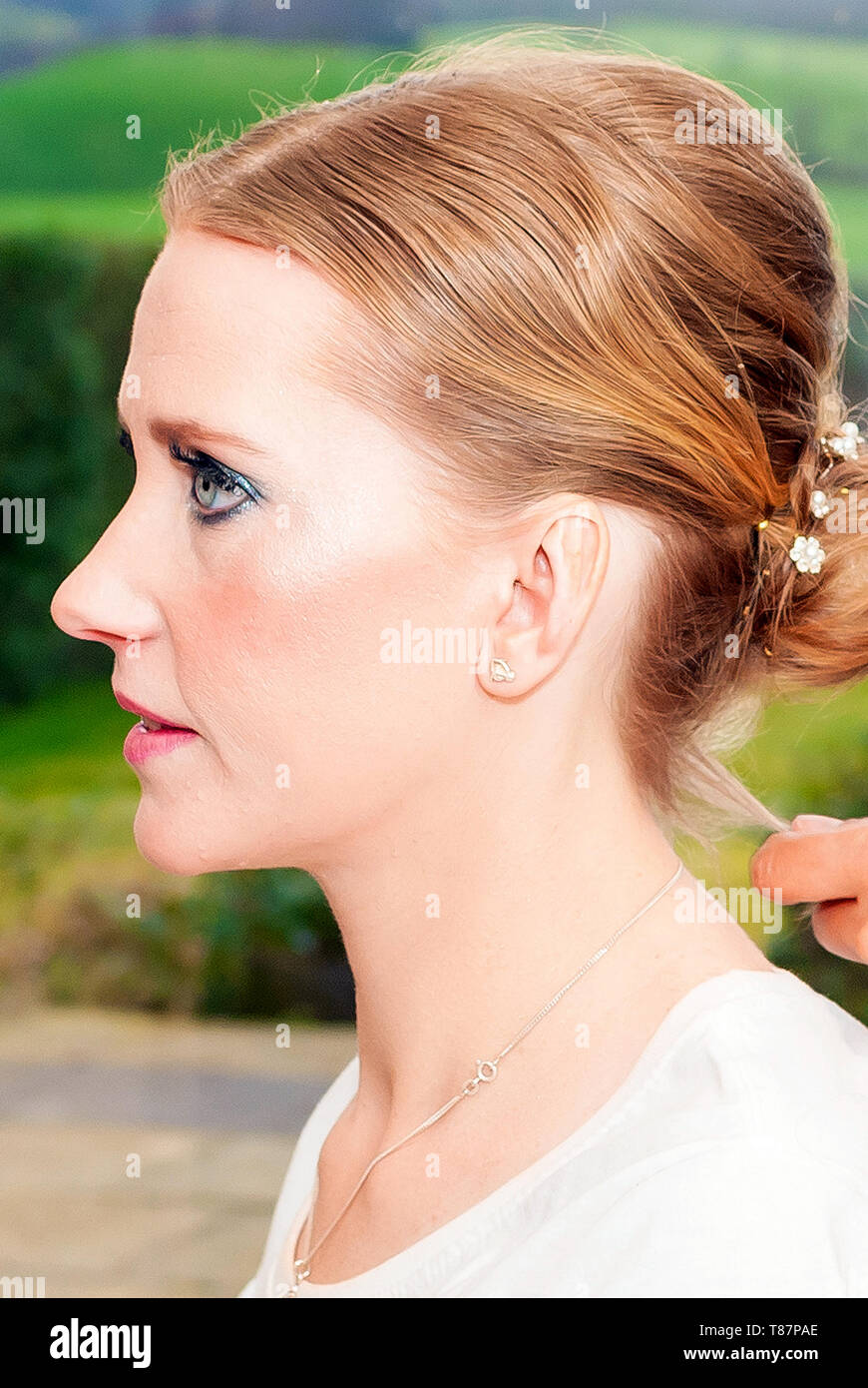 Maquillage et cheveux de mariage se préparer Banque D'Images